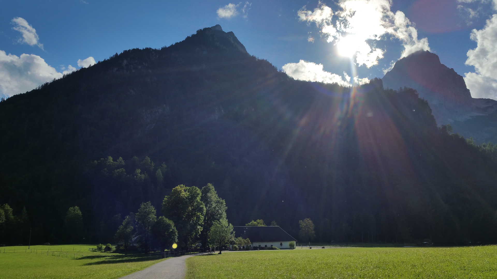 Fotostrecke Gegenlicht 11: Blick auf das "Polsterstüberl" unweit des Schiederweiher in Hinterstoder, Oberösterreich