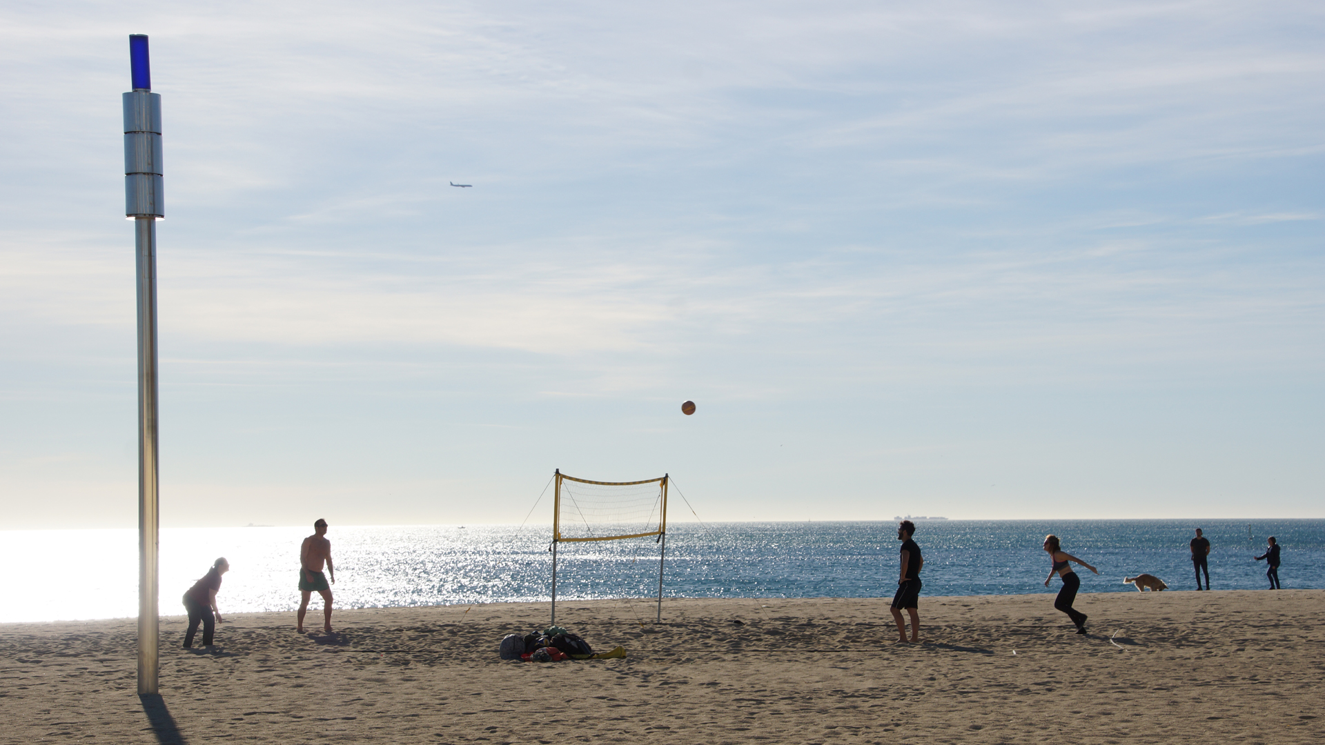 Fotostrecke Gegenlicht 14: Beachvolley am Strand von Barcelona
