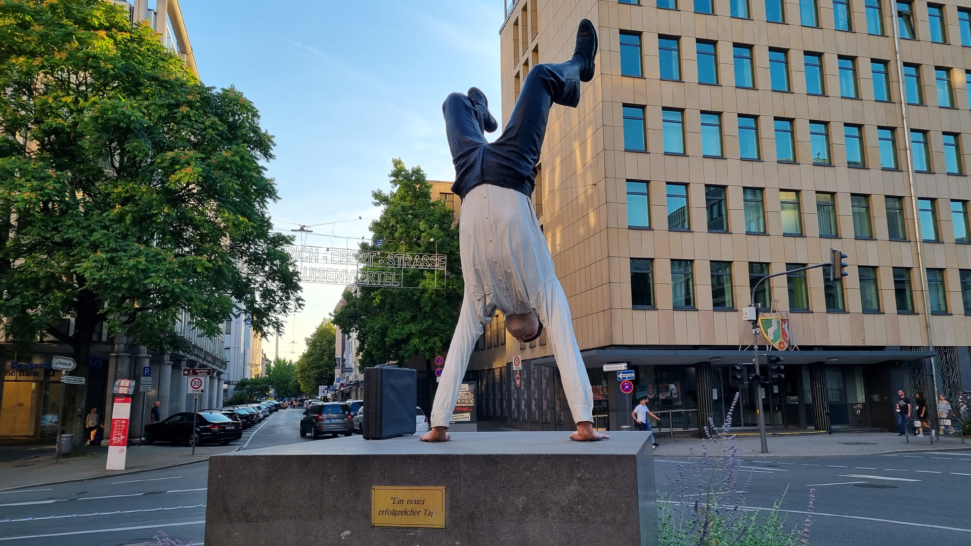 Fotostrecke Mein Europa 20: Skulptur Ein neuer erfolgreicher Tag von Guillaume Bijl in Wuppertal