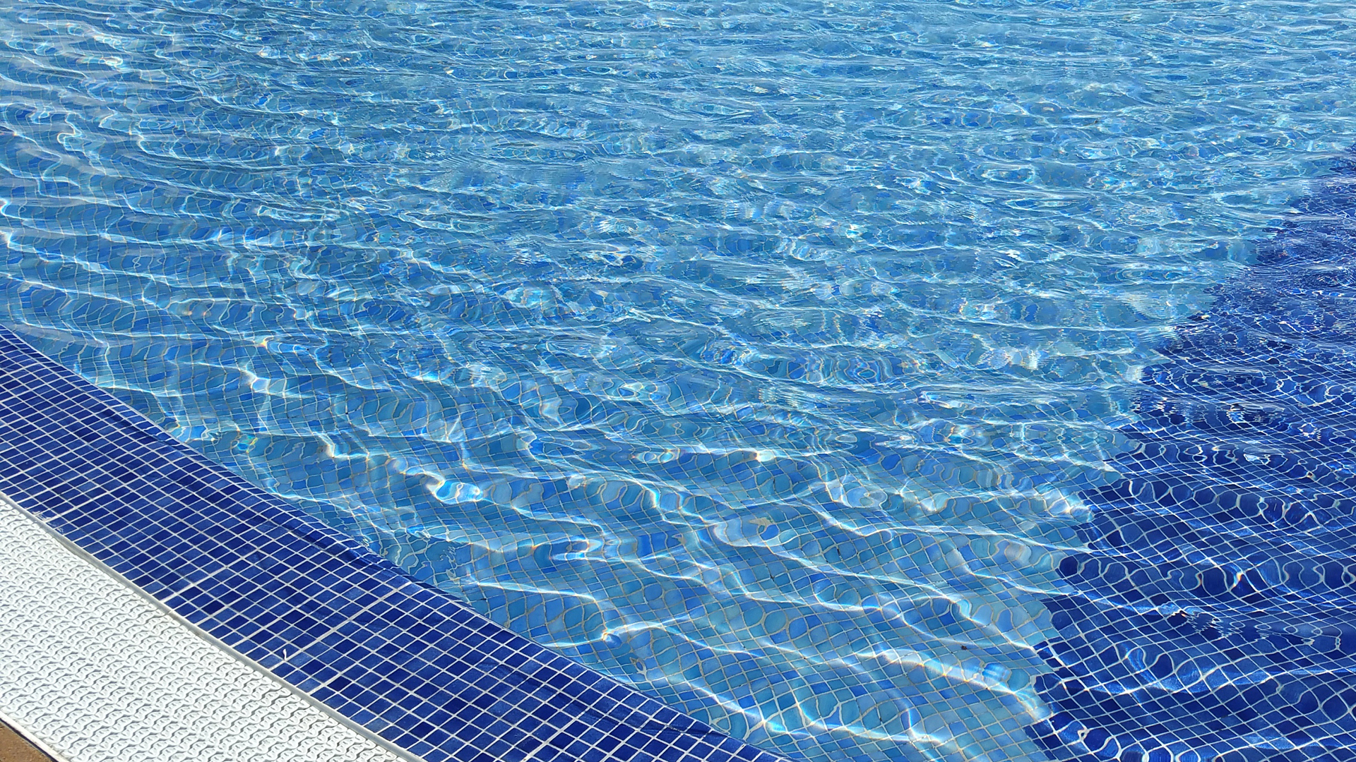 Fotostrecke Blau 05: Swimmingpool einer Hotelanlage auf Fuerte Ventura