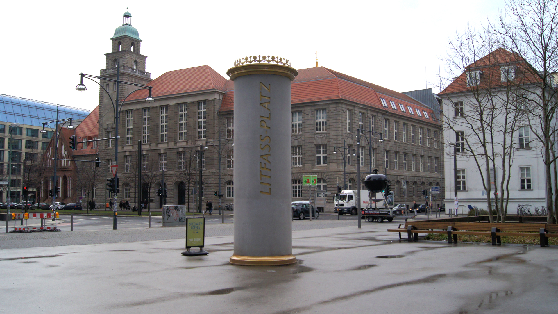Fotos Deutschland, Berlin 10: Litfaß-Platz mit Litfaß-Säule