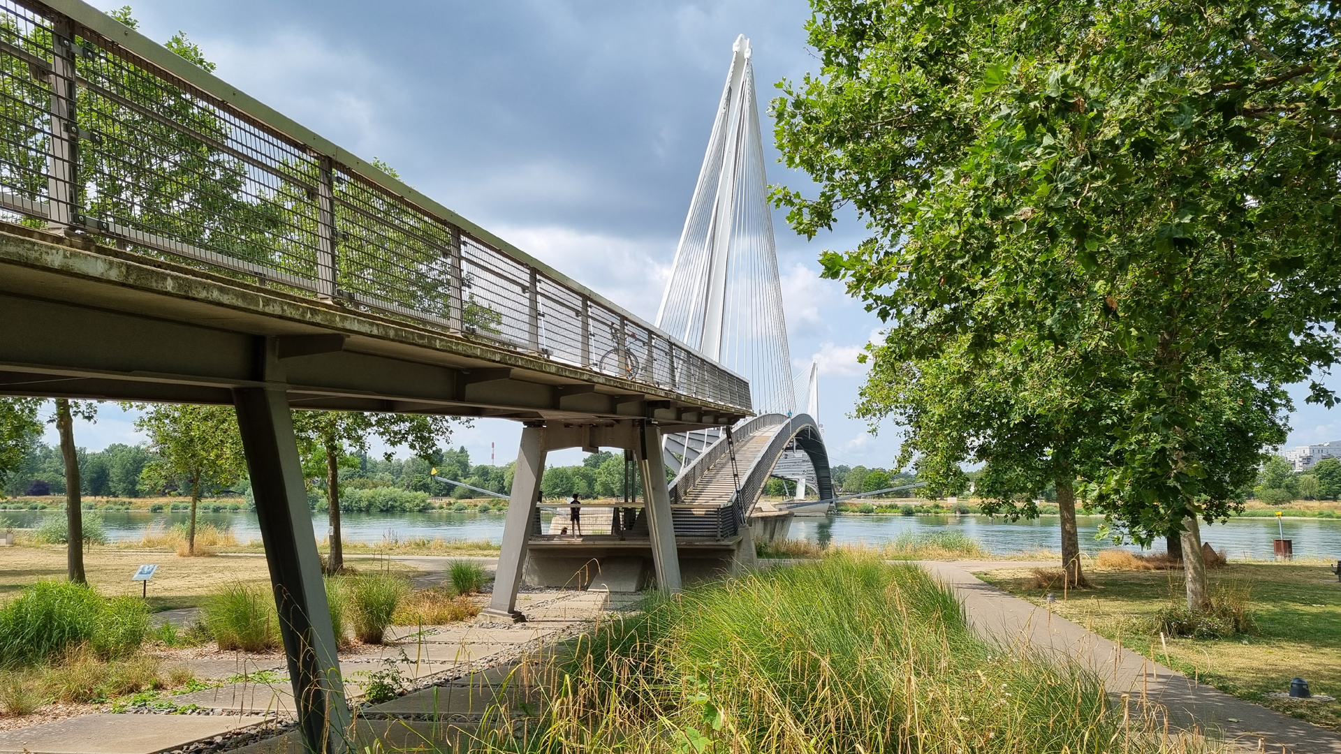 Fotos Deutschland, Kehl 01: Fußgänger- und Radfahrer-Brücke über den Rhein nach Straßburg