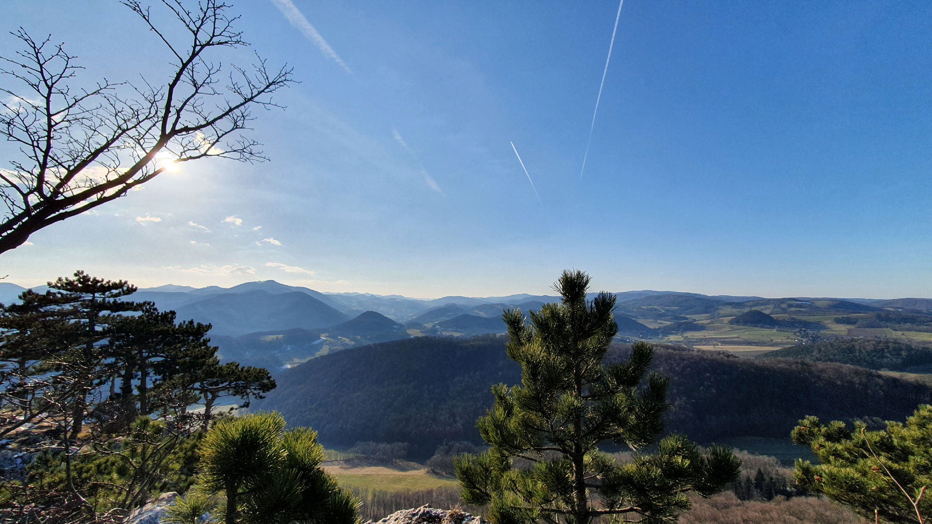 Fotostrecke Gegenlicht 23: Blick vom Gipfelkreuz des Peilsteins aus Richtung Westen