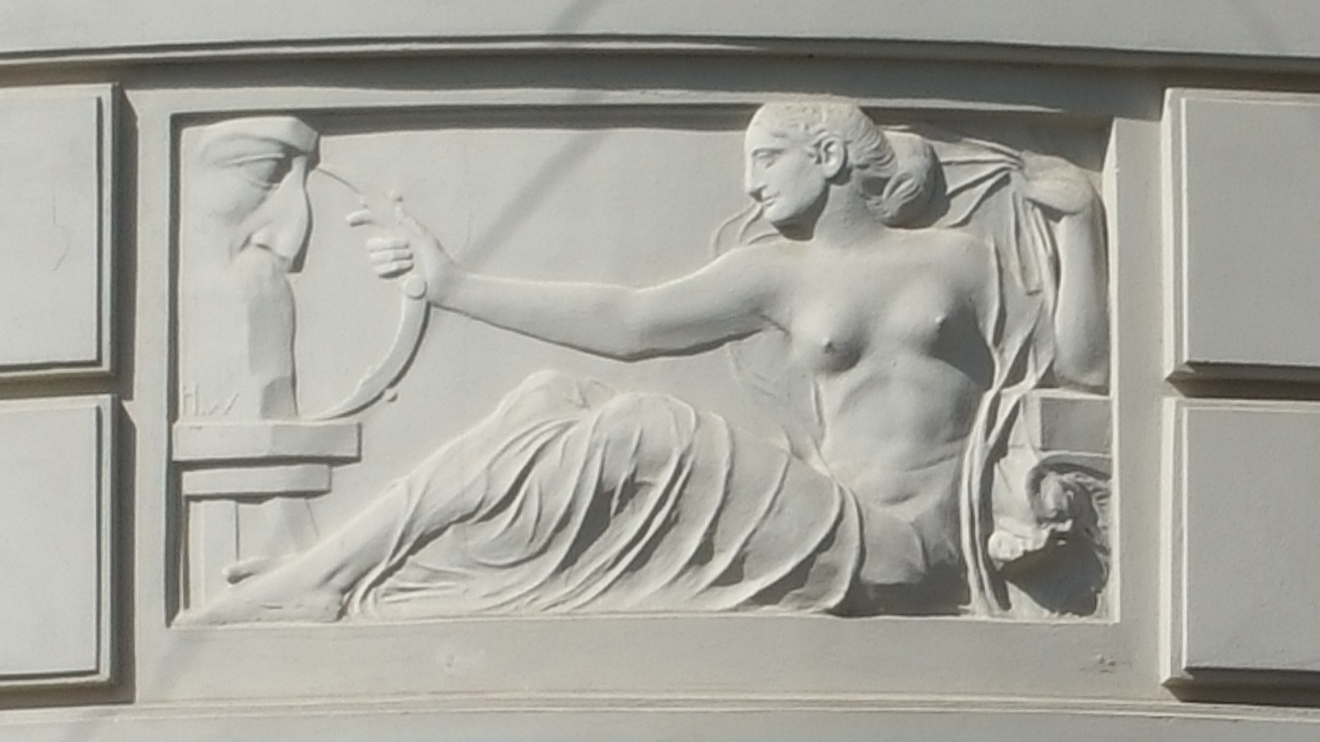Fotostrecke Kunst 13: Relief an einer Hausfassade in Wien