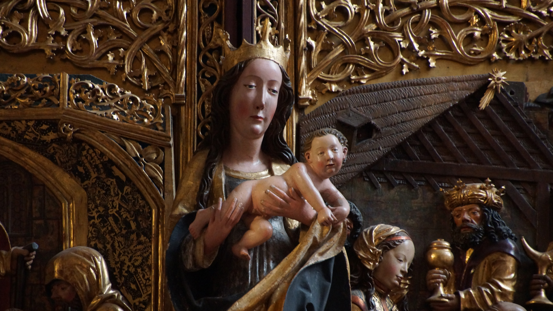 Maria 19: Maria mit Kind als Zentralfigur vor dem rechten Flügelaltar der römisch-katholischen Kirche in Hallstatt