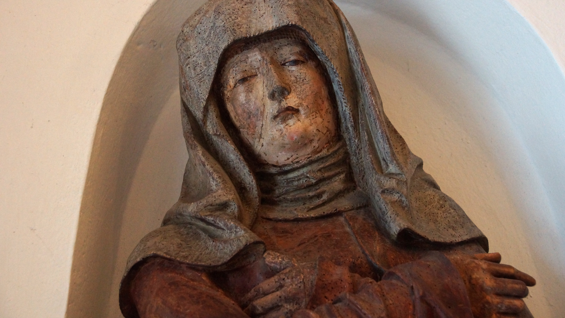 Maria 20: Mariendarstellung im Eingangsbereich der  römisch-katholischen Kirche in Hallstatt