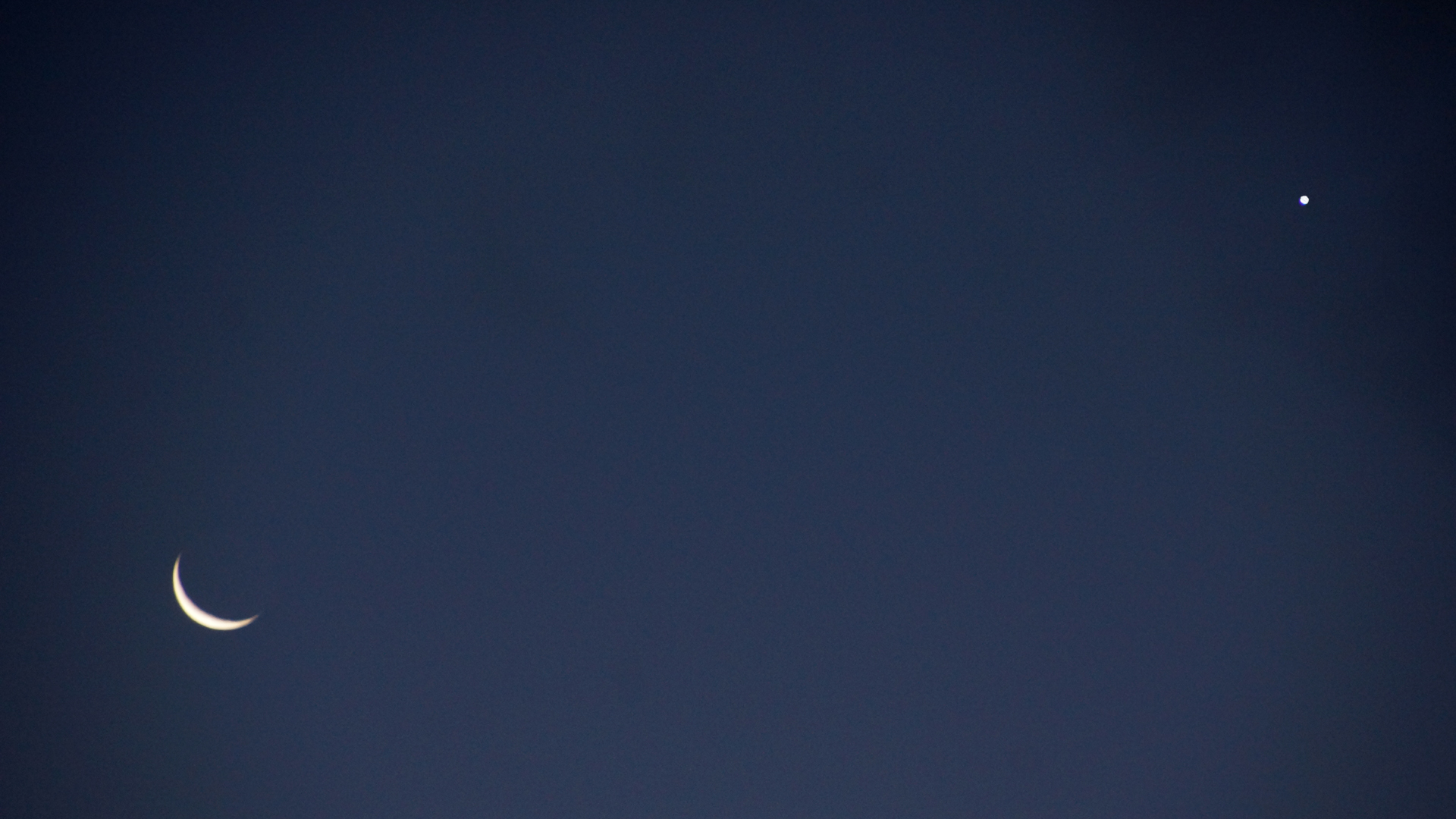 Fotostrecke Mond, Abbildung 12: Mond und Venus am frühen Morgen des 4. Dezember 2018