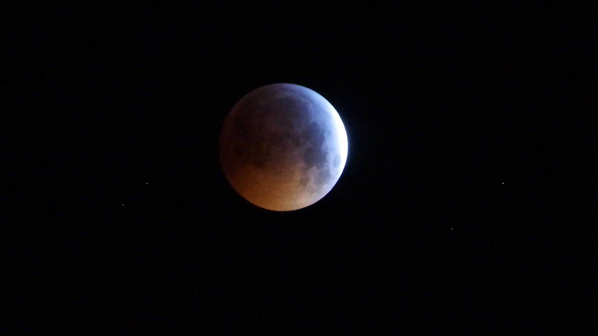 Fotostrecke Mond, Abbildung 14: Mondfinsternis bzw. Blutmond am 21. Jänner 2019, von Wolfsgraben aus Richtung Westen fotografiert