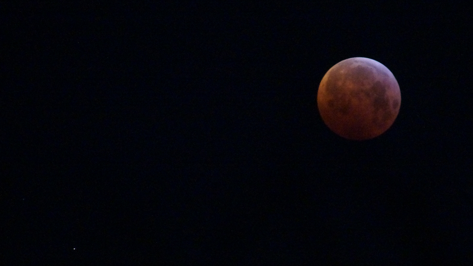 Fotostrecke Mond, Abbildung 15: Blutmond kurz vor Monduntergang am 21. Jänner 2019, von Wolfsgraben aus Richtung Westen fotografiert