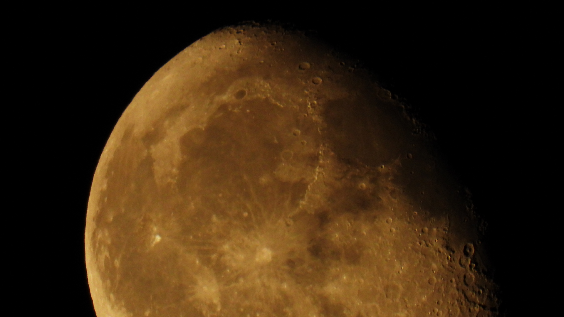 Fotostrecke Mond, Abbildung 19: Beispielfoto Nikon Coolpix P1000; Halbmond am 18.09.2019 über Wien