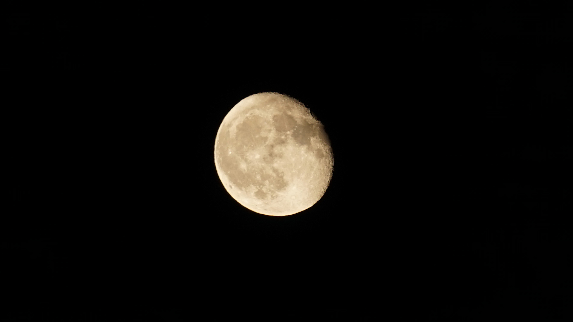 Fotostrecke Mond, Abbildung 21: Vollmond vor Ostern in maximaler Erdnähe ("Oster-Supermond" vom 07.04.2020 über Wien)
