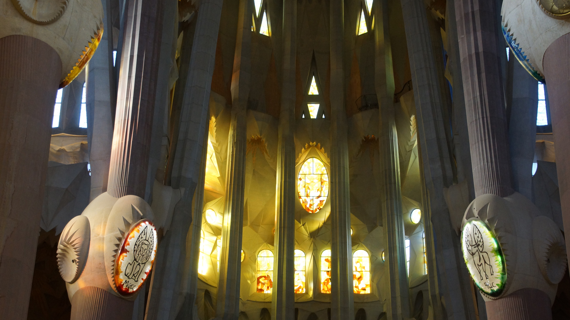Sagrada Familia 12: die Säulen der vier Evangelisten