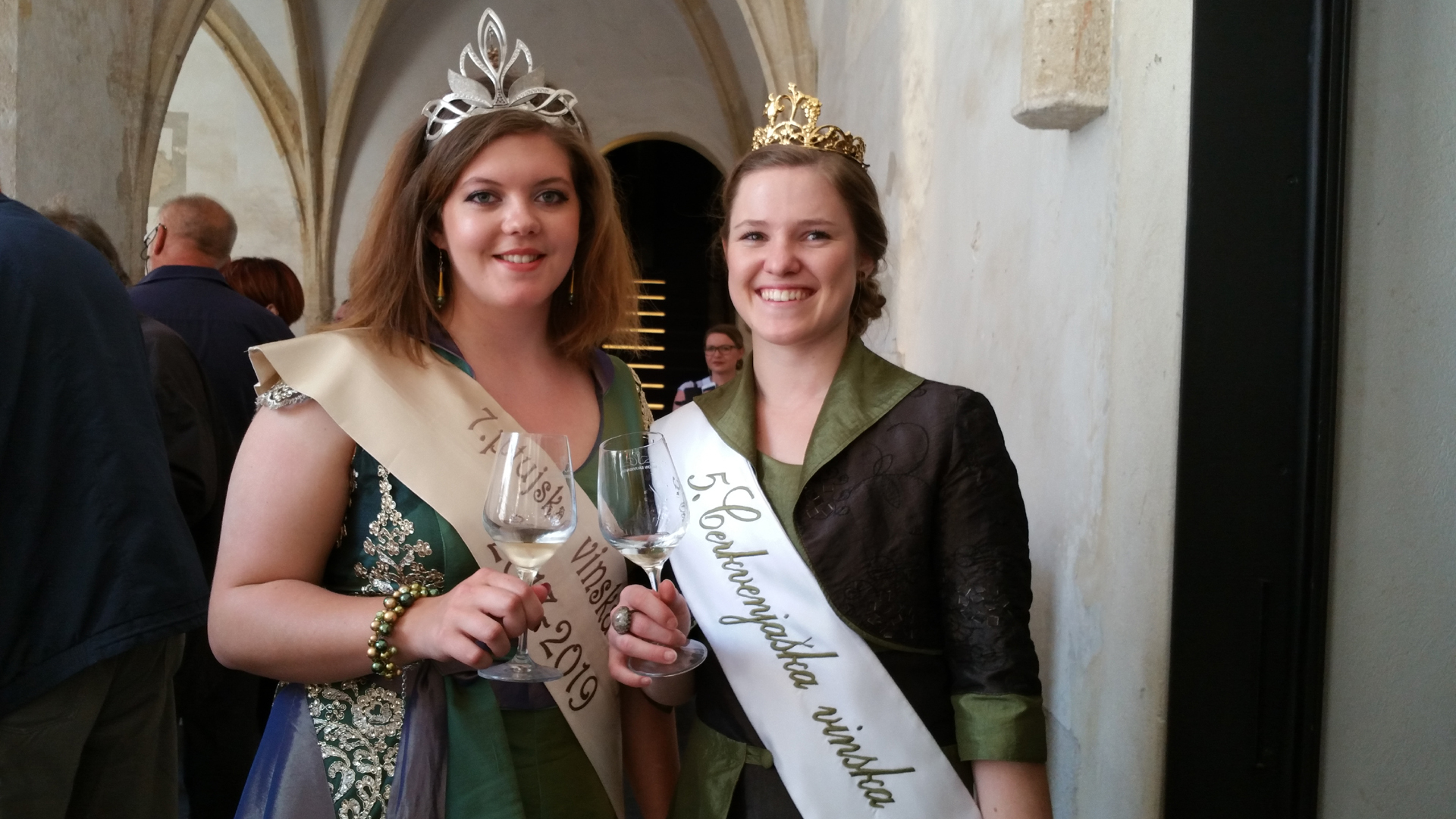 Slowenien 34: Winzerköniginnen beim Weinverkostungs-Festival "Salon Sauvignon" in Ptuj