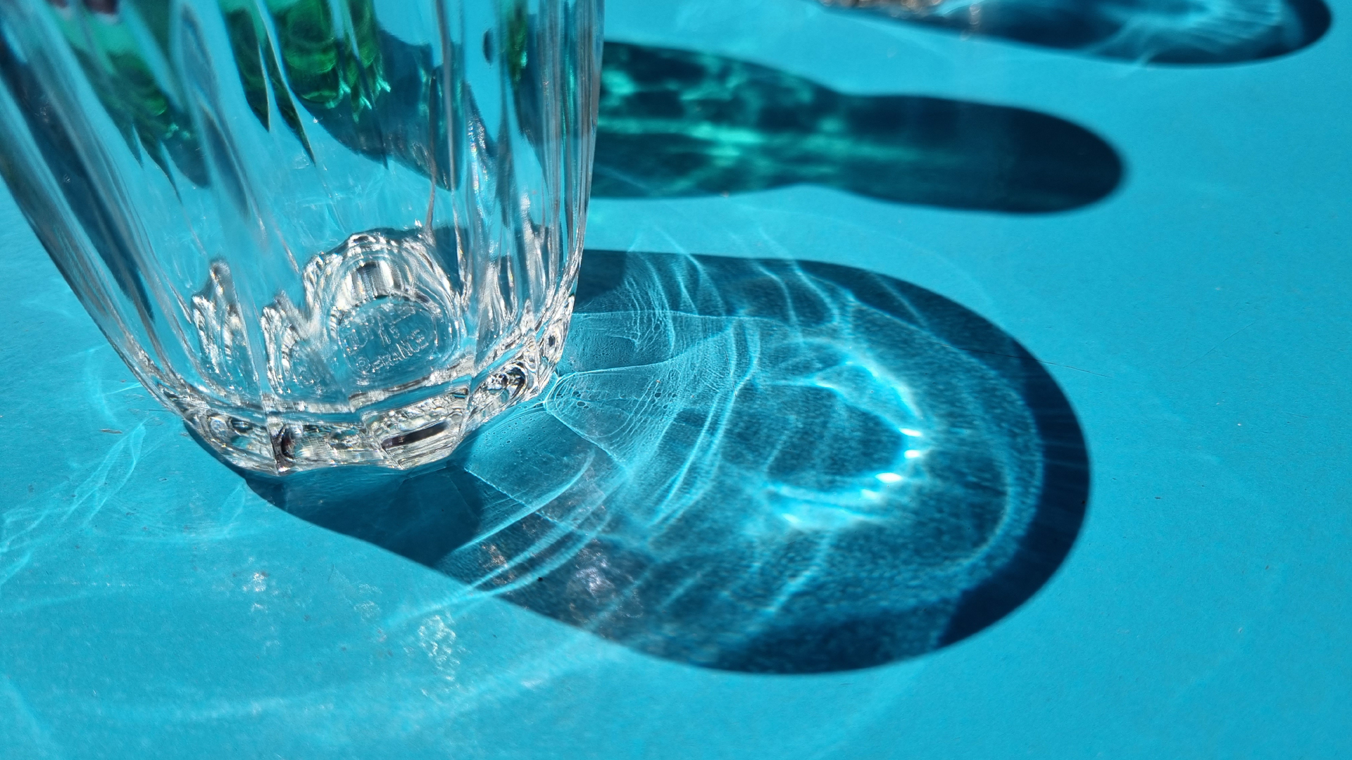 Fotostrecke Sommer Abbildung 35: Licht im Wasserglas