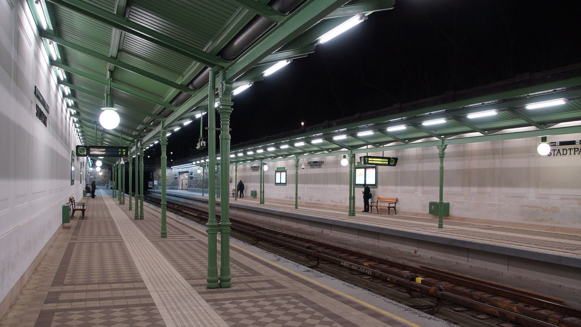 Fotostrecke Wien bei Nacht 19: U-Bahnstation Stadtpark der U-Bahnlinie U4