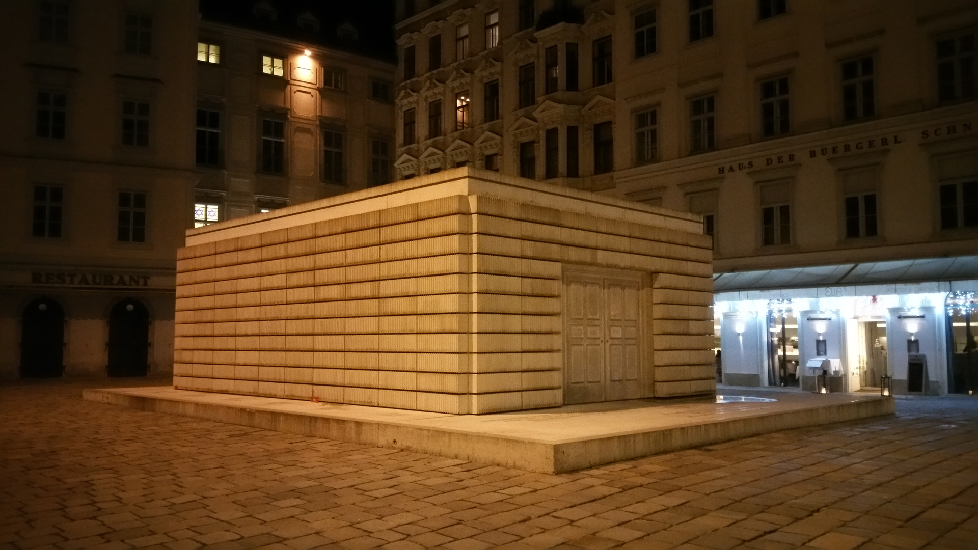 Fotostrecke Wien bei Nacht 20: Mahnmal für die österreichischen jüdischen Opfer der Schoah am Judenplatz in der Wiener Innenstadt (1. Bezirk)