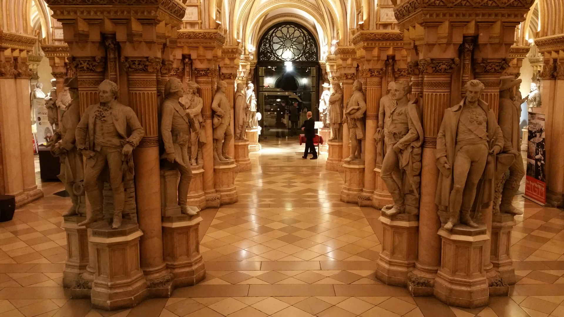 Fotostrecke Wien bei Nacht 21: Eingangshalle zum Heeresgeschichtlichen Museum ("Feldherrenhalle")