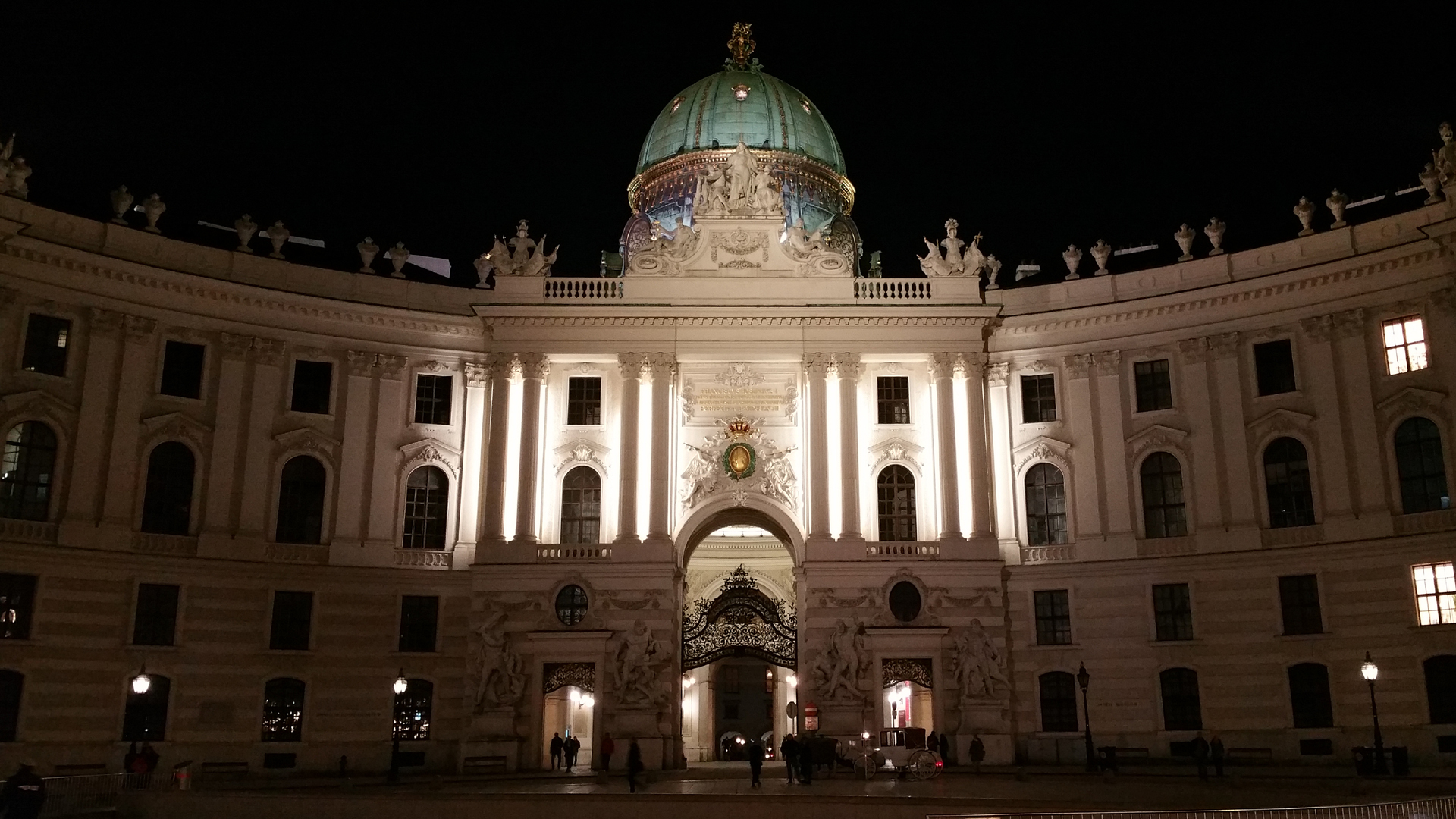 Fotostrecke Wien bei Nacht 25: Hofburg Michaelator / Michaelakuppel